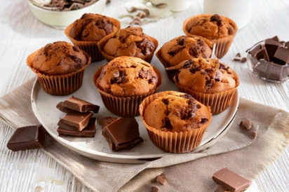 チョコレートとチョコチップマフィンがのったお皿。