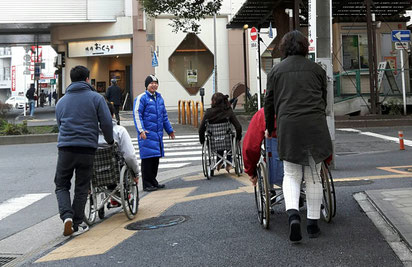 屋外での車いす体験　会場の周辺で自走・介助体験をしている場面