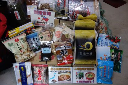 日本から持ち込んだ食材の数々
