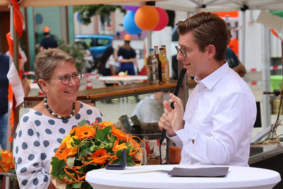 Bürgermeister Dirk Östringer bei der Eröffnungsfeier des Sommerfestes mit Brigitte Meier