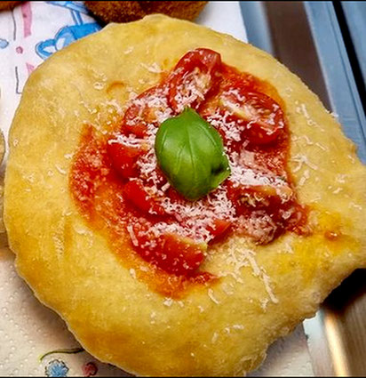 Pizza fritta, neapolitanische frittierte Pizza-Spezialität