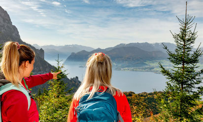 Panoramablick vom Grünberg bei Gmunden auf den Traunsee und die Berge des Salzkammerguts