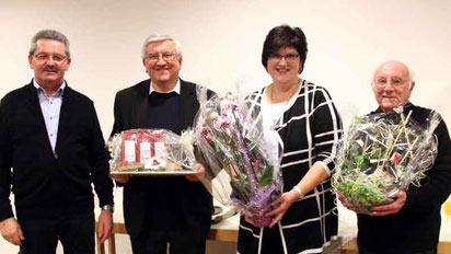 Kirchenpfleger Alois Eiber (l.) dankte den beiden Geistlichen und Pfarrgemeinderatssprecherin Gertraud Maier mit einem Geschenk.