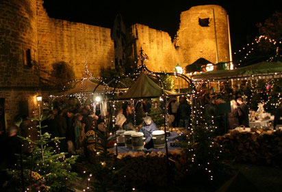 Die Burgruine prägt den Adventsmarkt in Neuleiningen: Foto: Leiningerland