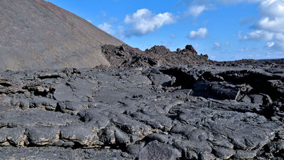 Lavastrom Vordergrund Pahoehoe-Lava. Im Hintergrund Mitte Lavastrom aus "Aa"Lava.