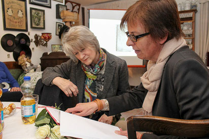 Gabriele Arndt-Sandrock (rechts) und Ingrid Decke blättern im Heimatmuseum in der Transkribierung des Kassabuches.