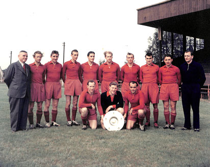 Die Meistermannschaft 1953 mit Trainer Richard Schneider (Foto: Hüttenberger)