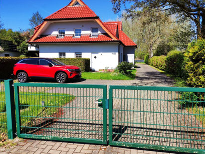 Gebäude mit dem Parkplatz der Wohnung
