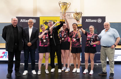 Insta: juergen_pichler_fotografie - vl ÖTTV Ehrenpräsident Gottfried Forsthuber, ÖTTV Präsident Wolfgang Gotschke, Britt Eerland, Trainer Josef Plachy, Andrea Pavlovic, Phatsaraphon Wonglakhon, Ivana Malobabic, Günther renner 