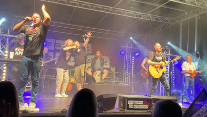 „Das ist unser Haus“: Zusammen mit Buxtehuder Musikern machen Reis Against The Spülmachine ordentlich Welle für die Arena im Freizeithaus. Foto: Weselmann