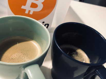 Unterschied & Macher | Kaffeetassen vor Bitcoin-Symbol