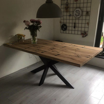 Massief eiken tafel gemaakt van oude wagondelen uit Frankrijk, bladmaat 200x90cm.