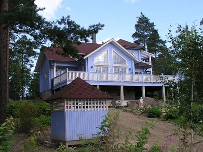 Blaues Blockhaus - Kaufen - Bauen - Finanzierung - Baufinanzierung - Hanghaus - Massivholzhäuser - Wohnblockhäuser - Eigenleistungen - Selbstbauhaus - Bausatzhaus - Baukredit - Hausbau - Holzbau - Blockhausbau - Bauherr