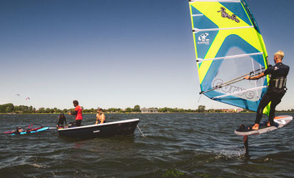 Mit dem Foilbrett über das Wasser auf Rügen surfen - mit der richtigen Anleitung seid ihr schnell am "fliegen"