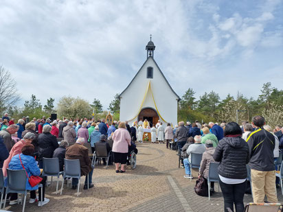 Schönstatt-Priester Andreas Hornung, Diözesanpräses Domkapitular Martin Emge und Pfarrer i. R. Thomas Thielscher feierten zusammen mit mehreren hundert Gläubigen am 1. Mai den Gottesdienst vor dem Heiligtum im Schönstattzentrum Marienberg.Foto: Andreas 