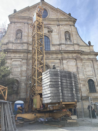 Der Kran vor der Karmelitenkirche steht schon, das Gerüst wird aktuell aufgebaut. Die nächsten dreieinhalb Jahre ist das Gotteshaus am Kaulberg eine Baustelle. Foto: Benjamin Kemmer