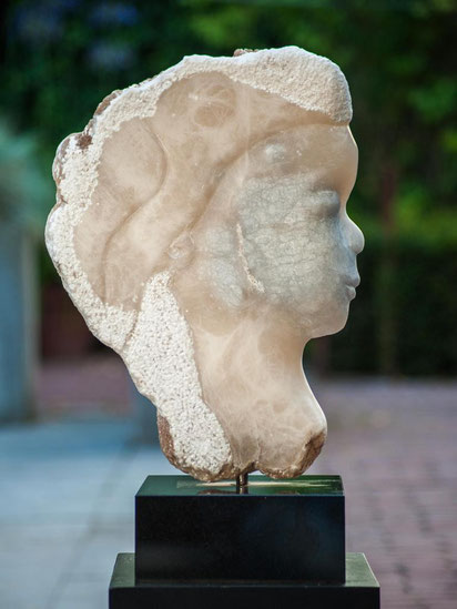 'Meisje', 55 x 35 cm, albast