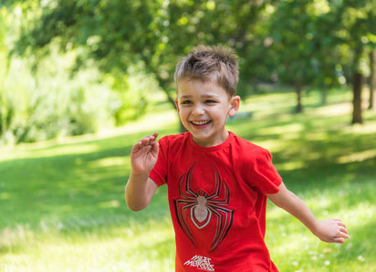 Junge rennt und lacht im Park