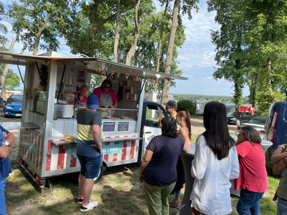Foodtruck Catering für Firmenfeiern und Sommerfeste in Brandenburg an der Havel – Andrea & Locke