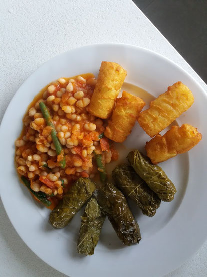 Sarma van wijnbladeren gevuld met risotto