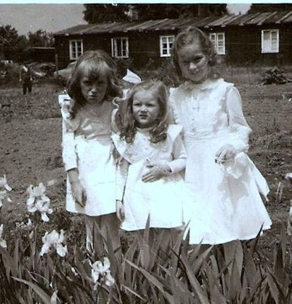 Zwei meiner Schwestern und ich, in weißen Kleidern, muss so 1958/59 gewesen sein