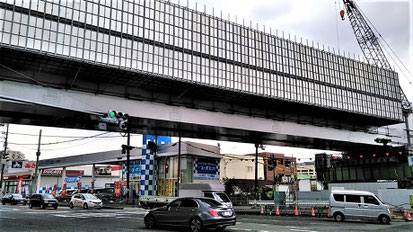 このほど国道１７１号をまたいだ鉄道橋（新「箕面萱野駅」の南側すぐ）