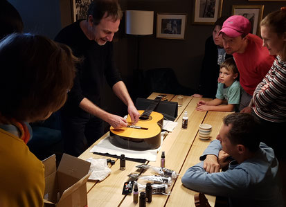 Christoph Brandt (Music Shop Liebrecht) zeigt den Saitenwechsel in seinem Workshop "Gitarrenpflege"