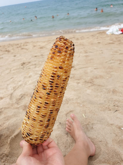 Gegrillter Maiskolben als Sanck am Strand von Nha Trang