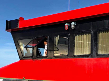 faehre_schiff_kapitaen_rot_schaut aus fenster_bruecke