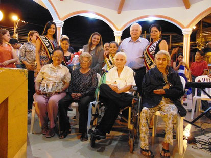 El alcalde, la presidenta del Patronato municipal y algunas reinas, con las madres agasajadas. Manabí, Ecuador.