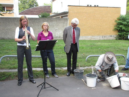 Bei der Steinverelegung (von rechts) Gunter Demnig, OB Bertram Hilgen, Laura Schibbe und Kerstin Röhn