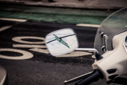 Rückspiegel weisses Motorrad
