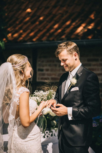 Die Freie Trauung in Willich. Das Golden Couple: Findet Ideen, Tipps und Inspirationen für eure Hochzeit, heiraten in Willich, NRW, Hochzeitsreportage, gefunden auf philosophyl
