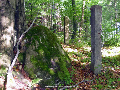 Granitblock mit Inschrift