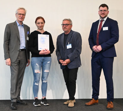 Urkundenfoto mit Projektleitung vor weißem Hintergrund