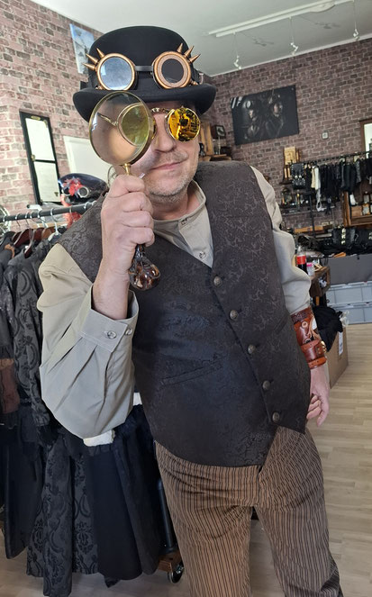 individuelle steampunk-outfitberatung und styling für damen und herren im steampunk-station-concept-store-bochum