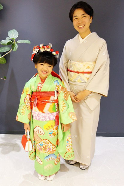 着付けとセット(日本髪)しました。ママも小紋をお召しになりました。横浜で七五三です。ありがとうございました