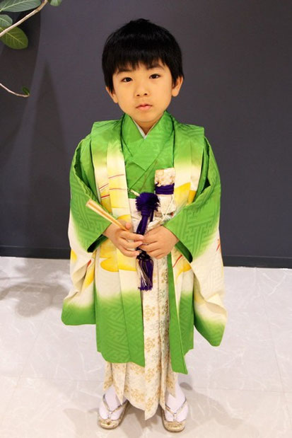 七五三で羽織袴の着付けをした5歳の男の子。おめでとうございます