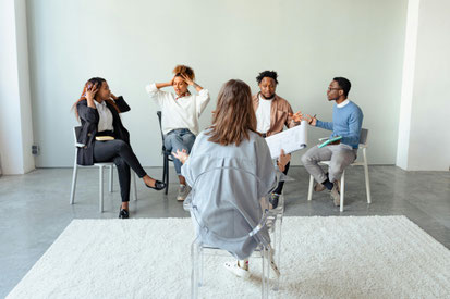 groupe de personnes en thérapie avec un psy