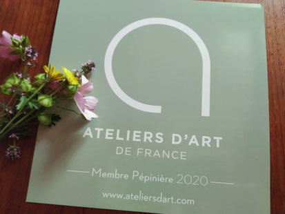 Isabelle Gerbault Mosaïque Contemporaine, Membre pépinière Ateliers d'Art de France, dans le jardin fleuri des Artisans d'Art
