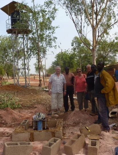 08/12/2015 - La tête de forage, avec en arrière-plan, le château d'eau