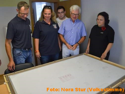 Der Vorsitzende des Feuerwehrvereins Steven Scheller (links) schaut sich eine neu angeschaffte moderne Whiteboard-Tafel zusammen mit Anja Ahrendt-Krabiell (von links nach rechts), Philip Werner , Ernst-Joachim Schulze vom Vorstand der Sparkassenstiftung u