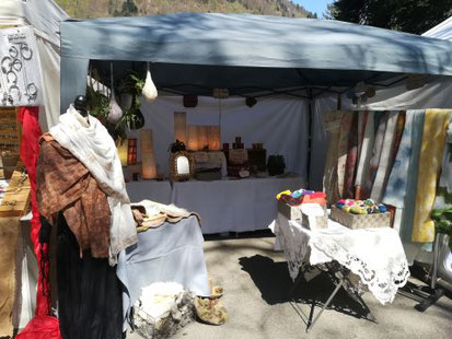 Stand de Mylène lors d'une fête médiévale, avec démonstrations de cardage et feutrage de la laine