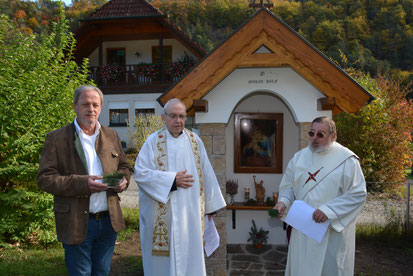 Segnung des Bildstockes in Weiten: Josef Ennengl, Pfarrvikar Igor Korytak und Diakon Rupert Kremser (v. l.).