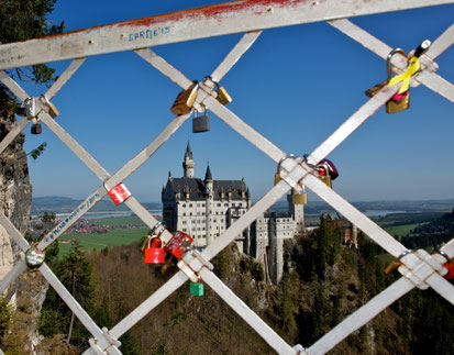 Liebesschloss auf der Marienbrücke mit Blick zum Schloss Neuschwanstein
