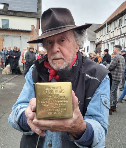 Künstler Gunter Demnig mit einem Stolperstein für Euthanasieopfer Aloys Muhs am Steinweg. Foto: Hubertus Hartmann