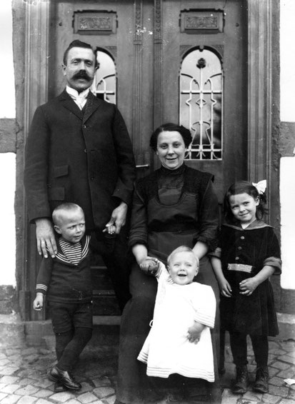Eine glückliche Familie: Paul und Maria Limper mit ihren ersten drei Kindern (v. l.) Erwin, Anita (meine Oma) und Paula, 1914/15
