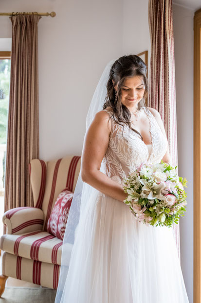 Brautstyling auf Mallorca in einer Finca, klassische Braut, Hochzeit auf Mallorca, Destination Wedding, Gästestylings