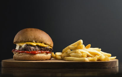 Die ideale Beilage zu Burger sind klassischerweise Pommes oder Wedges.
