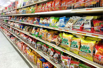 オーランドの大型アジア系スーパー「エンソン・マーケット（Enson Market）」店内。広い売り場に日本や韓国、中国などアジア各国のお菓子や食材が並び、観光客にも人気のショッピングスポット (Inside Enson Market in Orlando, a large Asian supermarket offering Japanese, Korean, and Chinese groceries and snacks).